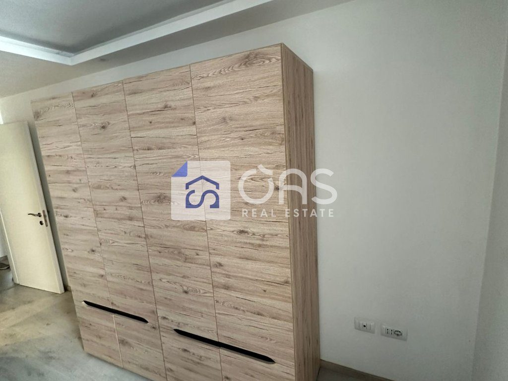 Jepet me qera apartament 2+1  tek Stacioni Trenit