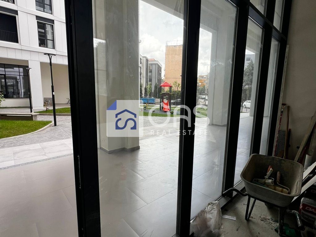 Ambjent me qera ne Komune Parisi , Bega 07