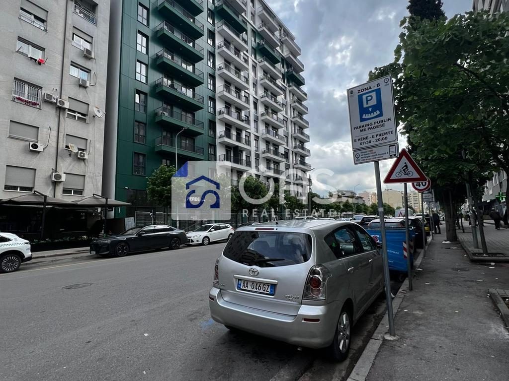 Shitet apartament 1+1 Komuna Parisit