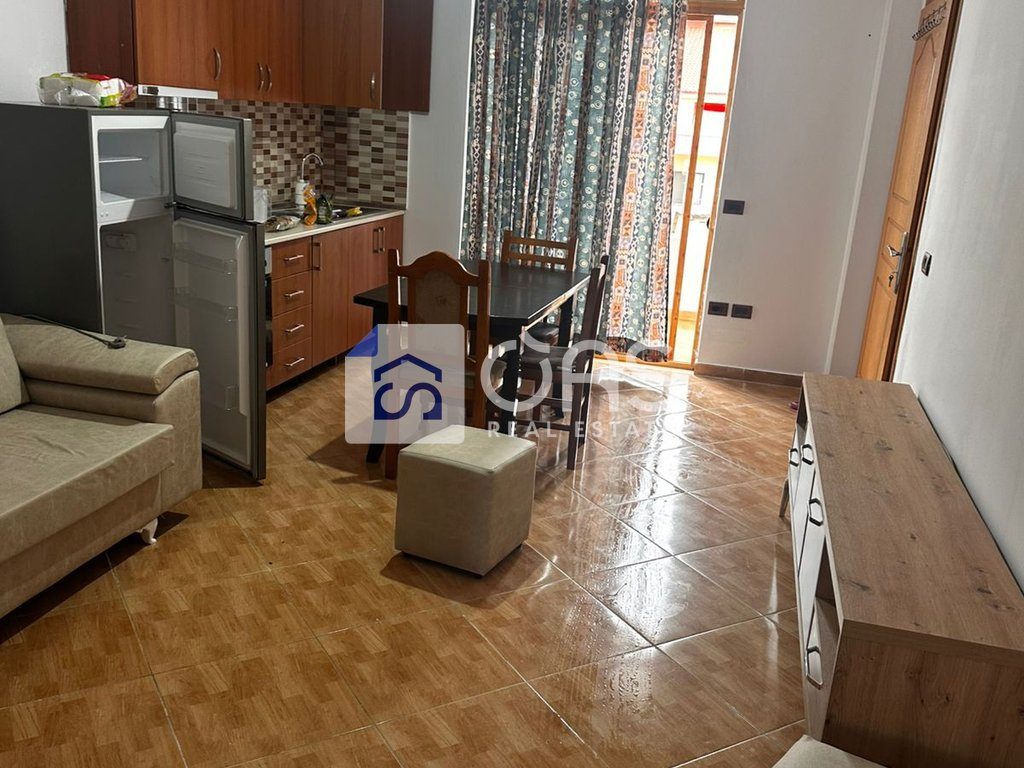 Jepet apartament me qera 1+1 Astir