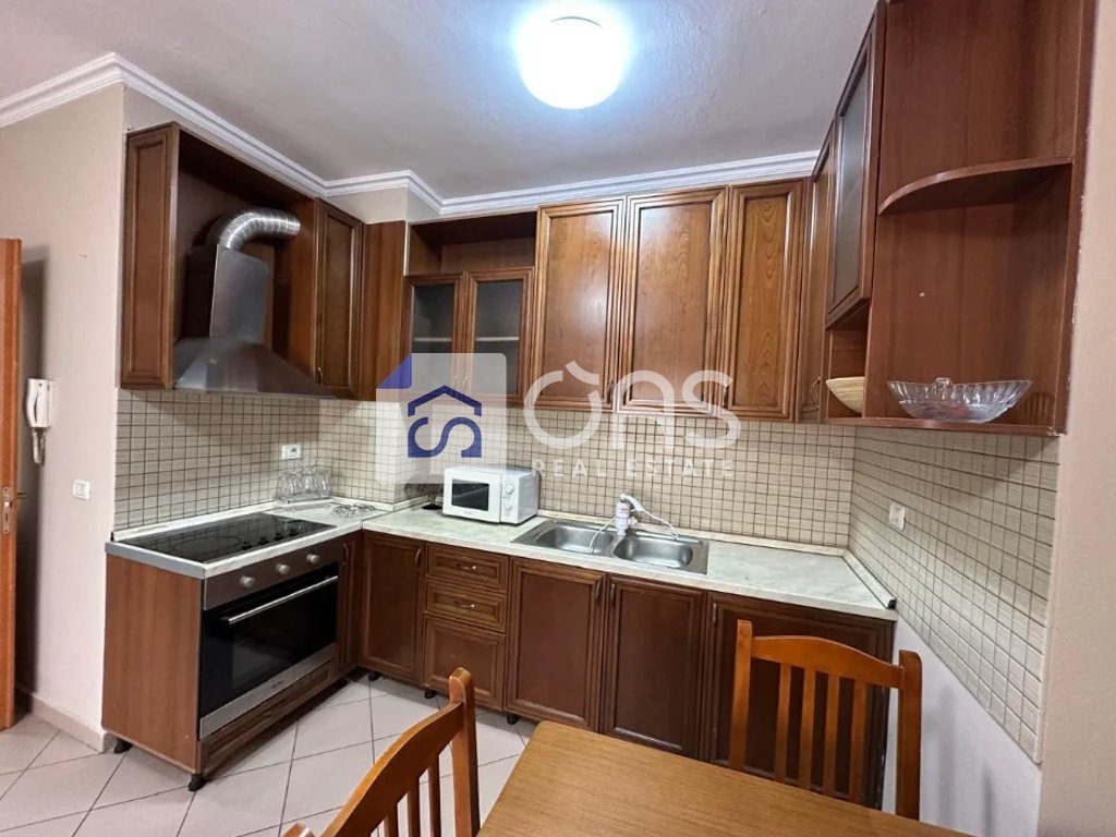 Jepet apartament me qera 1+1 Rruga E Durrsit