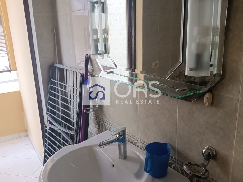Jepet apartament me qera 1+1 Komuna E Parisi