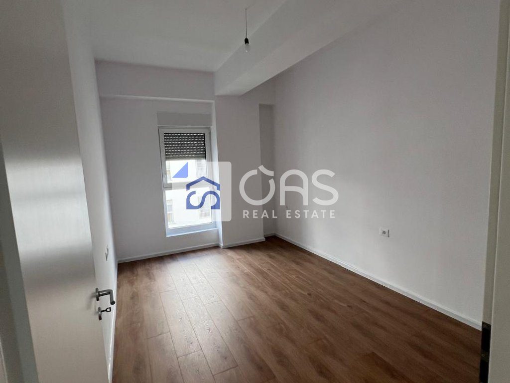 Shitet apartament 1+1 te Ali Demi.