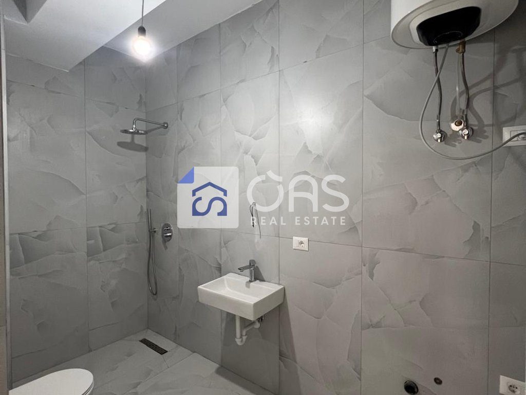 Shitet apartament 1+1 te Ali Demi.