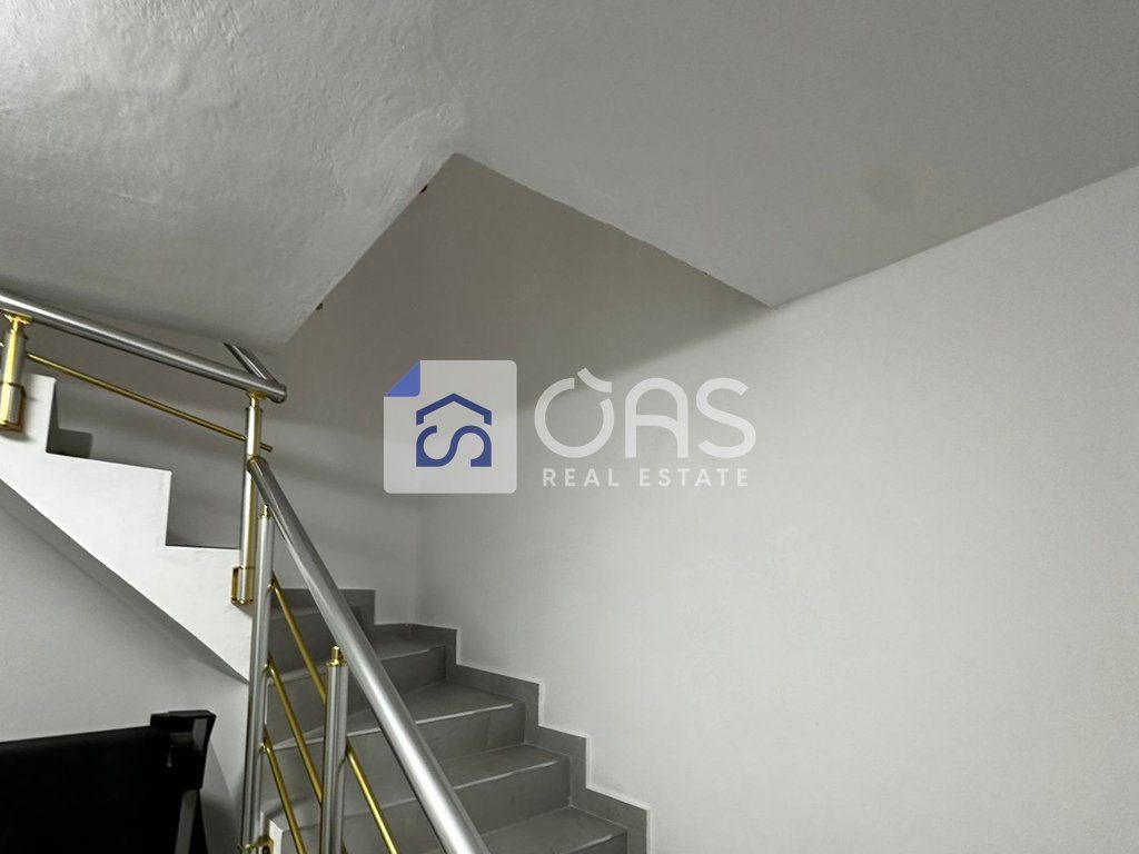 Jepet me qera aprtament duplex 2+1 Stacioni Trenit