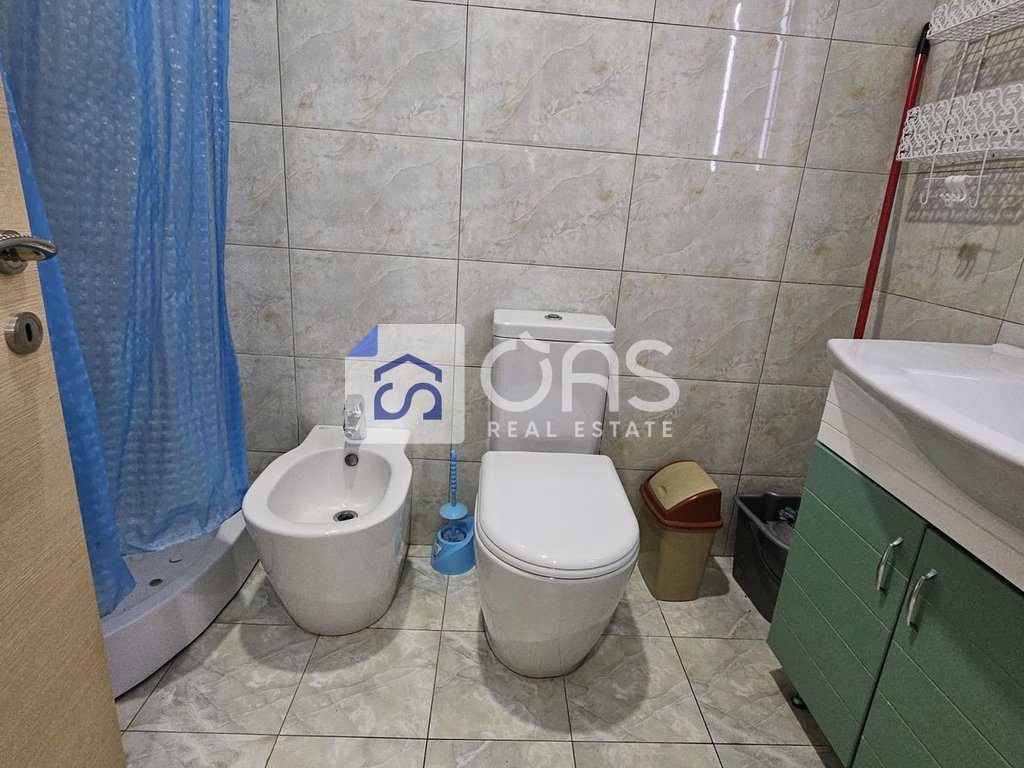 Jepet apartament me qera 1+1 Astir