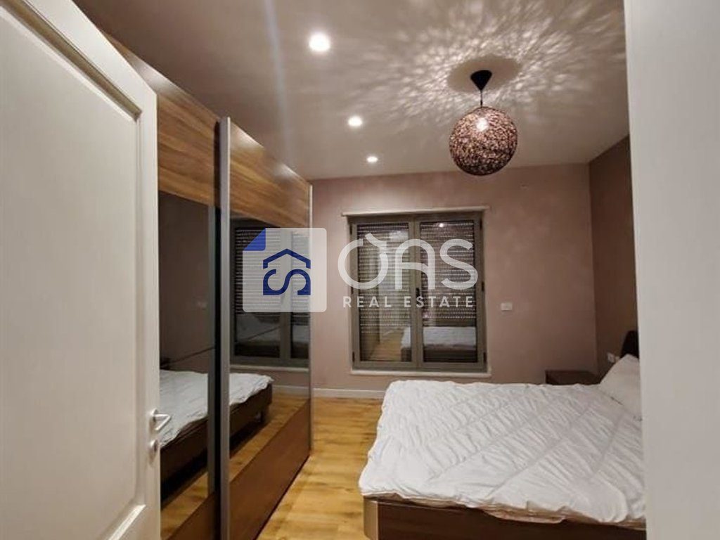 Jepet me qira apartamenti 2+1 Te Kompleksi Delijorgji
