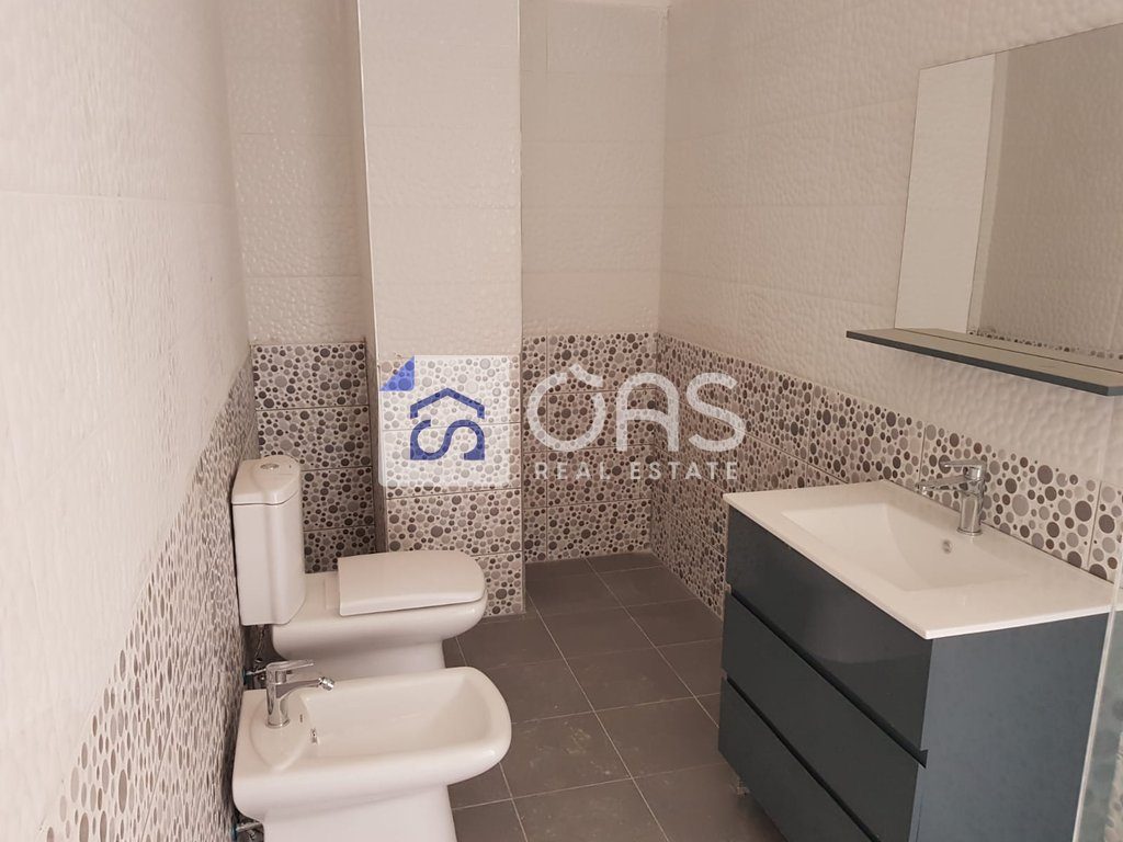 Shitet apartament 3+1+3 tek Liqeni I Thate