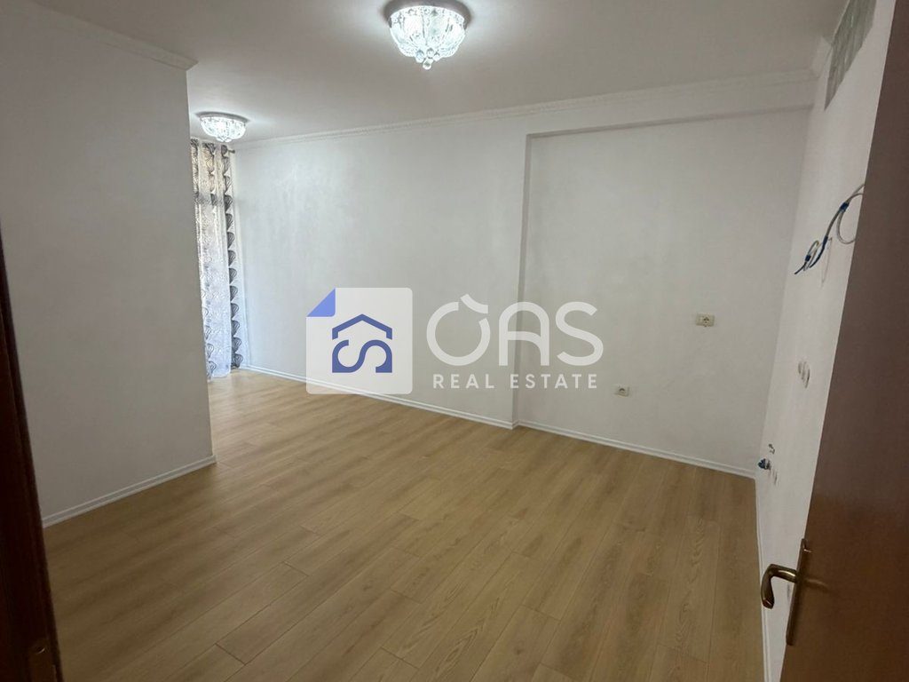 Shitet apartament 2+1 ne Fresk