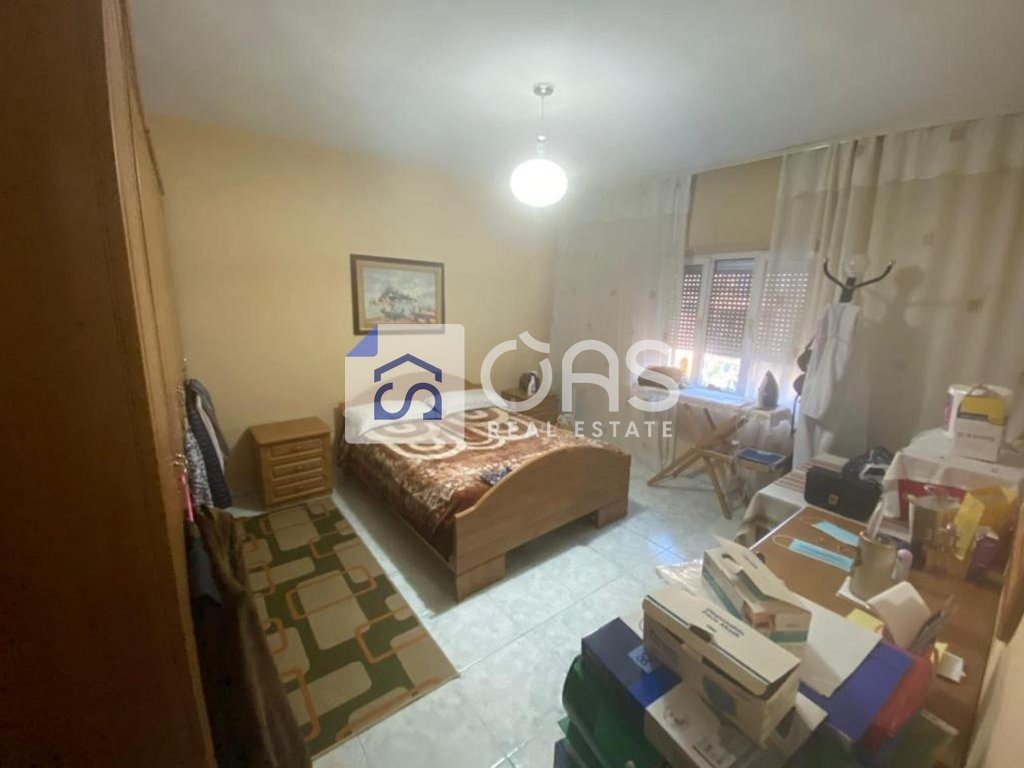Jepet me qera apartament 3+1 ne Qender (Rruga Fortuzi)