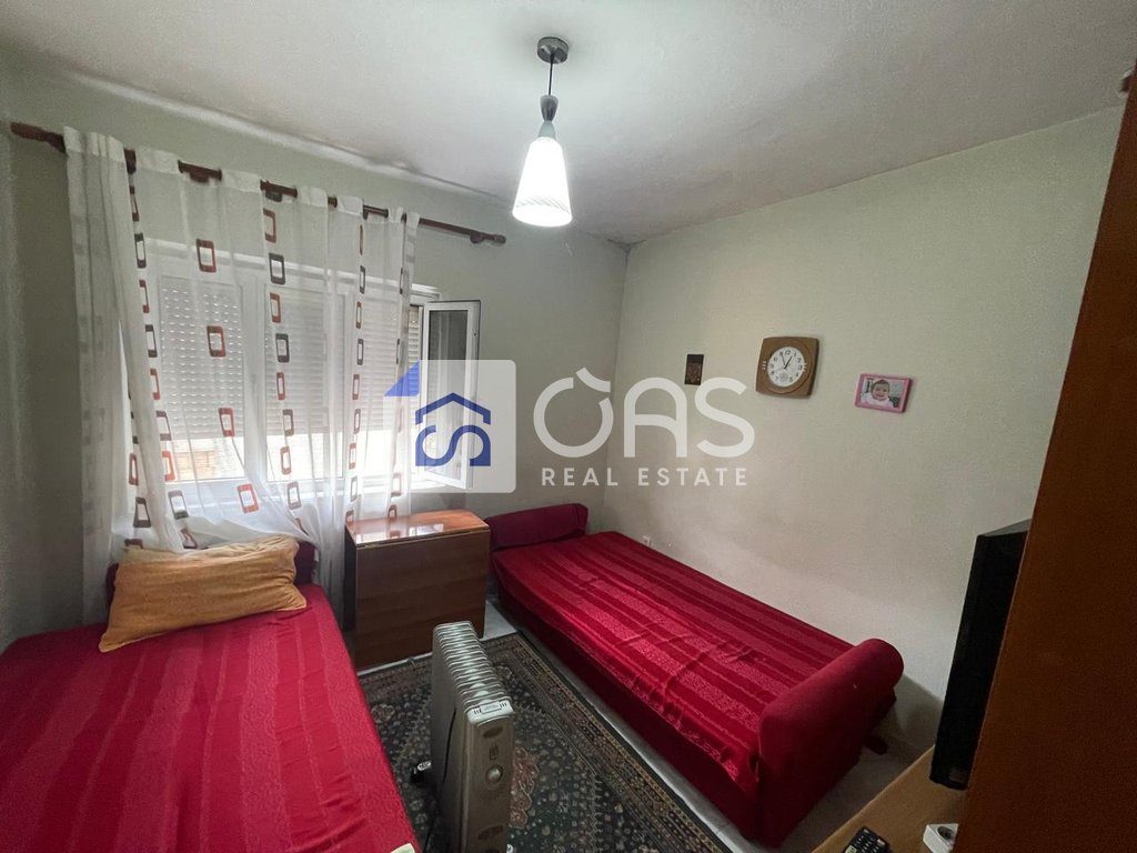 Jepet me qera apartament 3+1 ne Qender (Rruga Fortuzi)