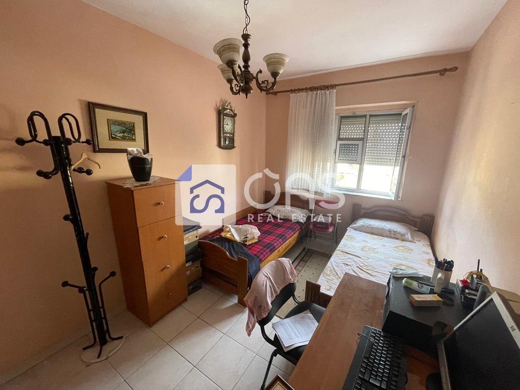 Jepet me qera apartament 3+1 ne Qender (Rruga Fortuzi)
