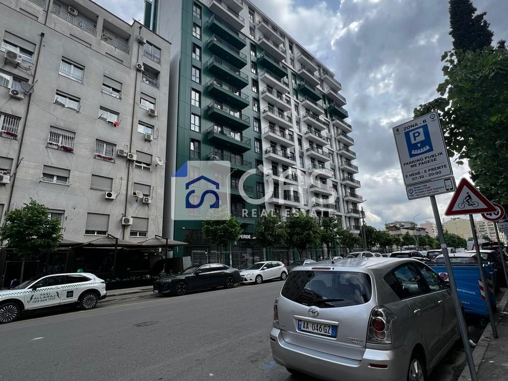 Shitet apartament 2+1 tek Komuna e Parisit (Bega 07)