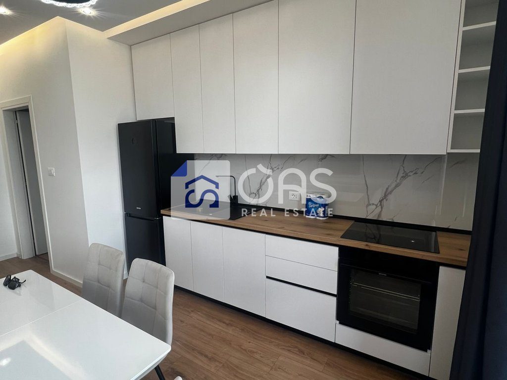 Jepet me qera super apartament 1+1 tek Bulevardi i ri.