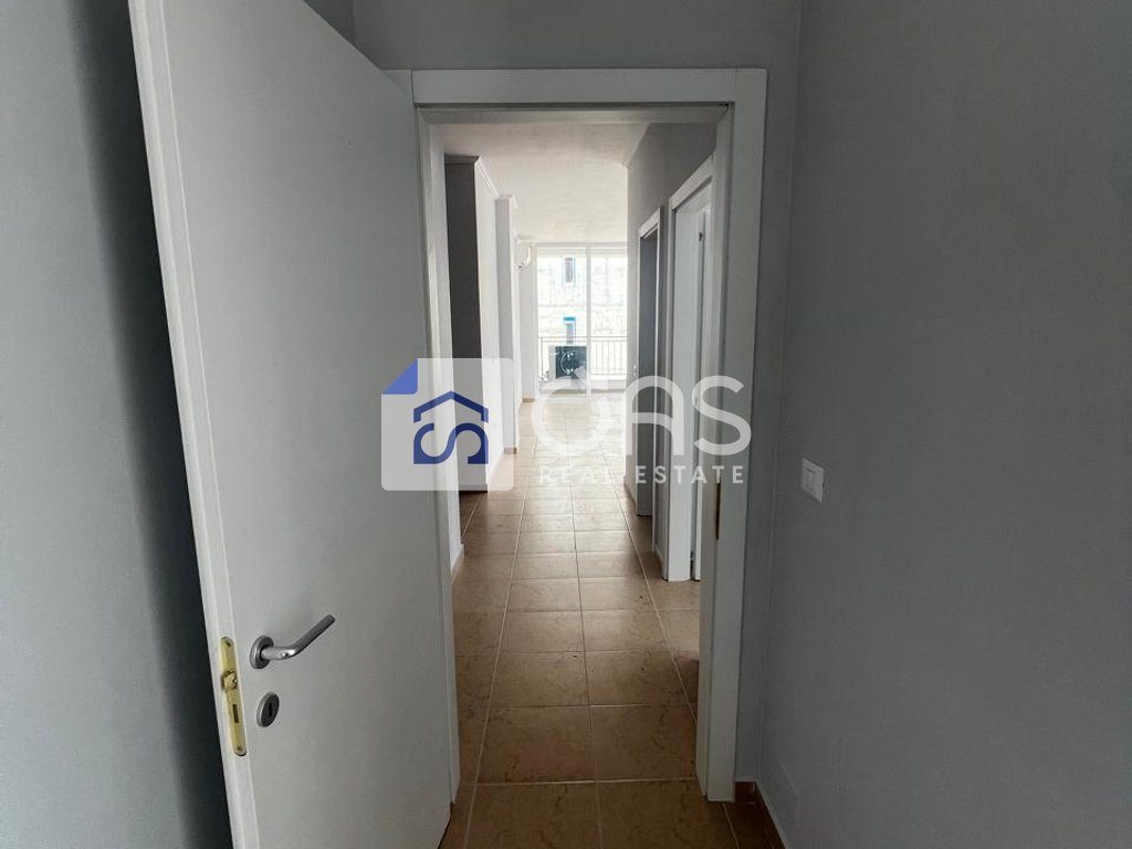 Jepet me qera apartament 2+1+2+2 poste parkimi tek Bulevardi i Ri.