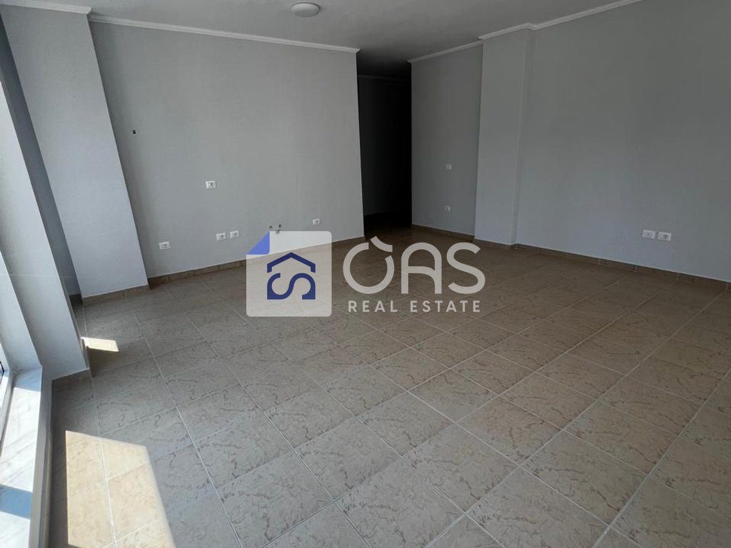 Jepet me qera apartament 2+1+2+2 poste parkimi tek Bulevardi i Ri.