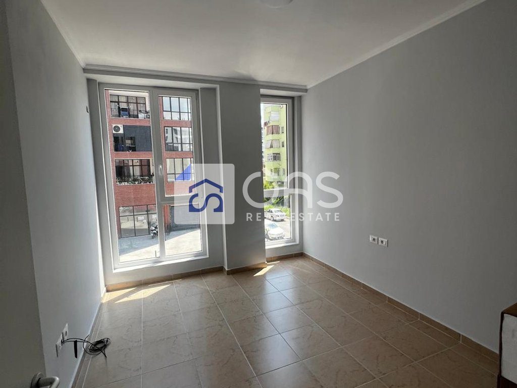 Jepet me qera apartament 2+1+2+2 poste parkimi tek Bulevardi i Ri.