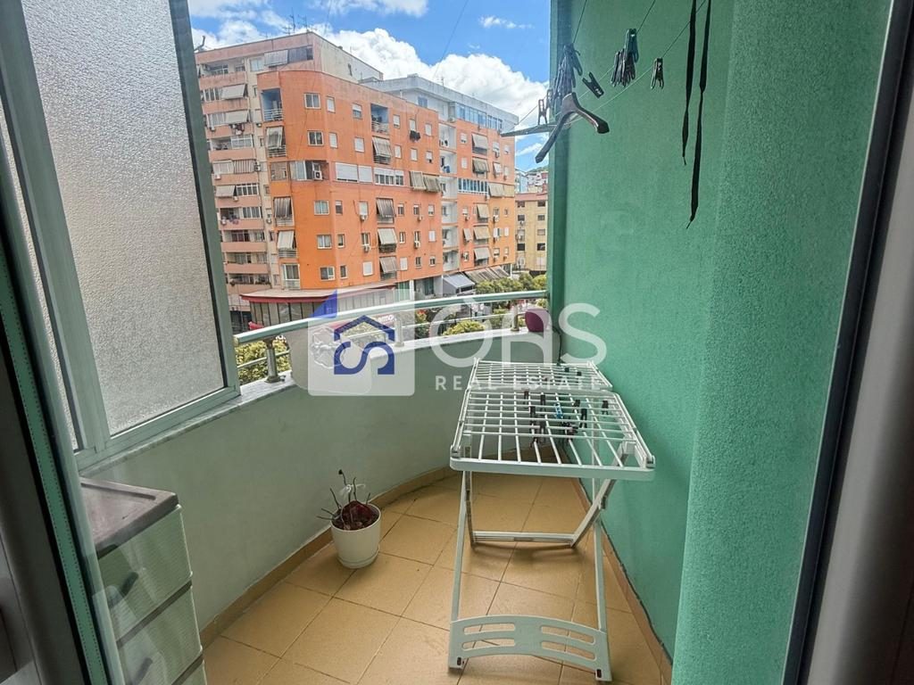 Jepet me qera apartament 2+1  tek Komuna e Parisit
