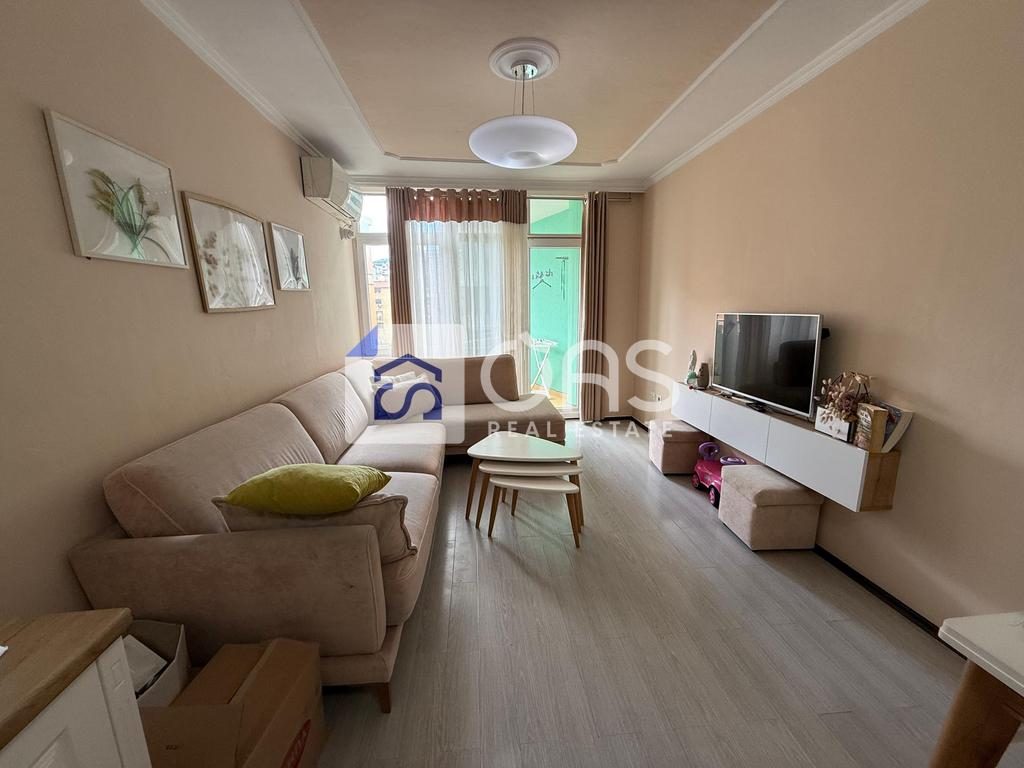 Jepet me qera apartament 2+1  tek Komuna e Parisit