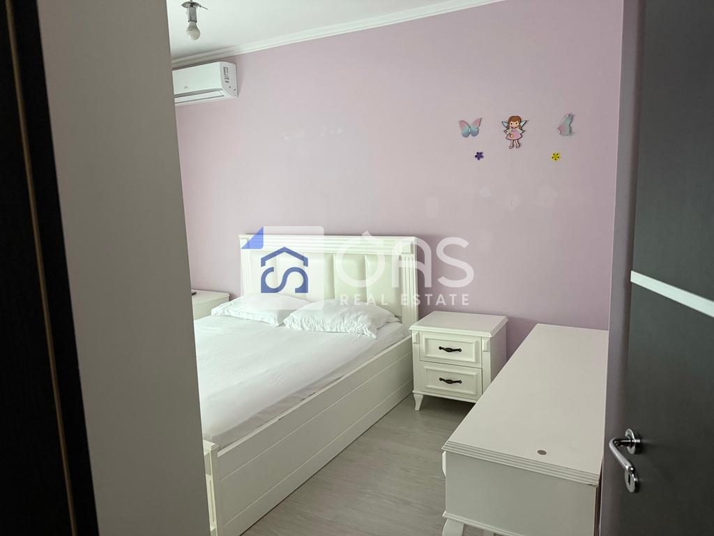 Jepet me qera apartament 2+1  tek Komuna e Parisit
