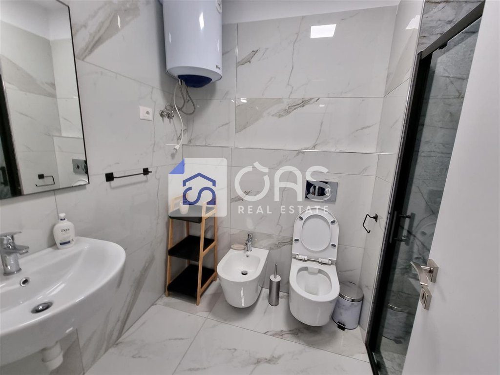 jepet me qera apartament 2+1 tek Farmacia 10