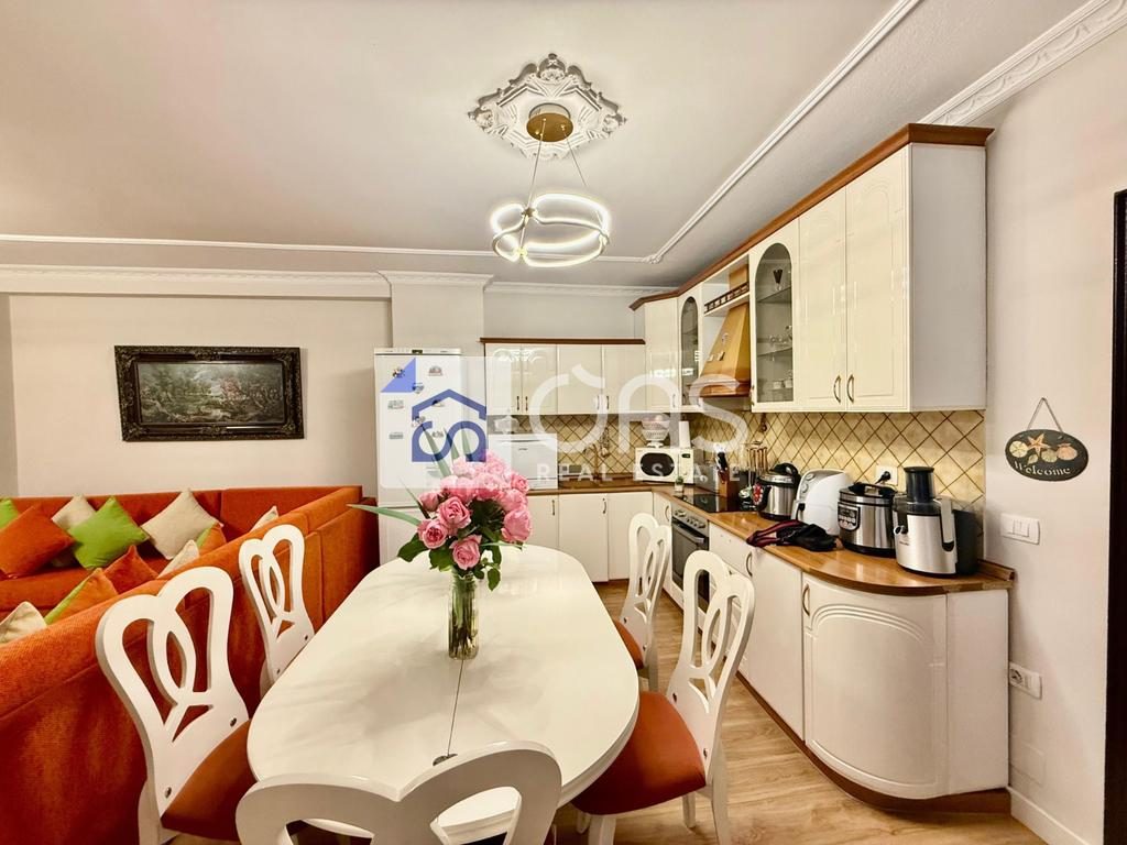 jepet me qera apartament 2+1+2 tek Komuna e Parisit
