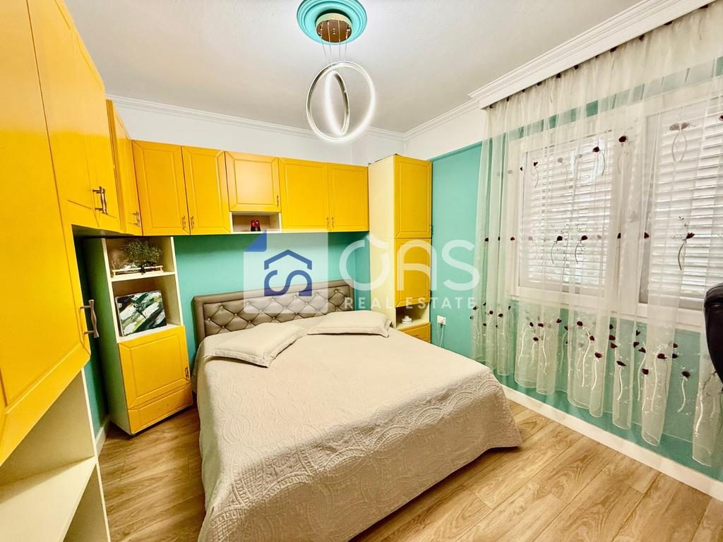 jepet me qera apartament 2+1+2 tek Komuna e Parisit