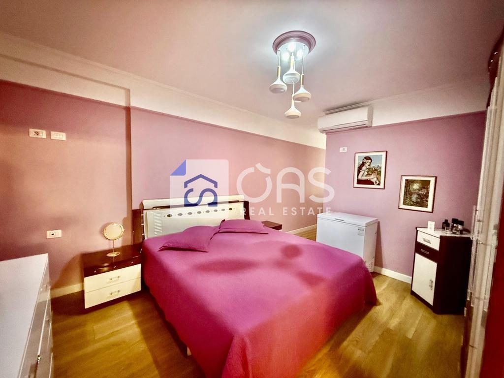 jepet me qera apartament 2+1+2 tek Komuna e Parisit
