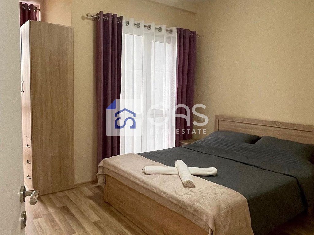 Jepet me qera  apartament 1+1 tek Komuna e Parisit