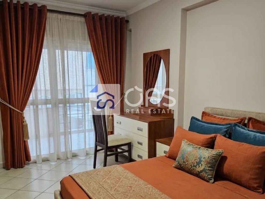 Jepet me qera apartament 1+1 Tek Komuna e Parisit