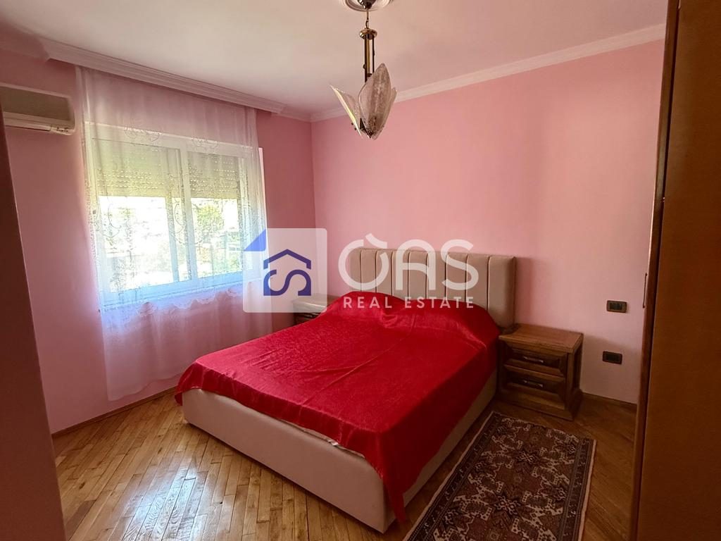 Jepet me qera apartament  3+1 ne Xhamllik