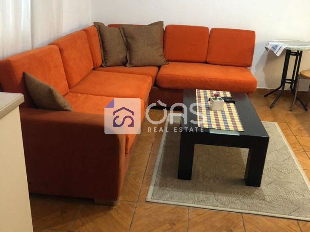 Jepet apartament me qera 1+1 tek Komuna e Parisit