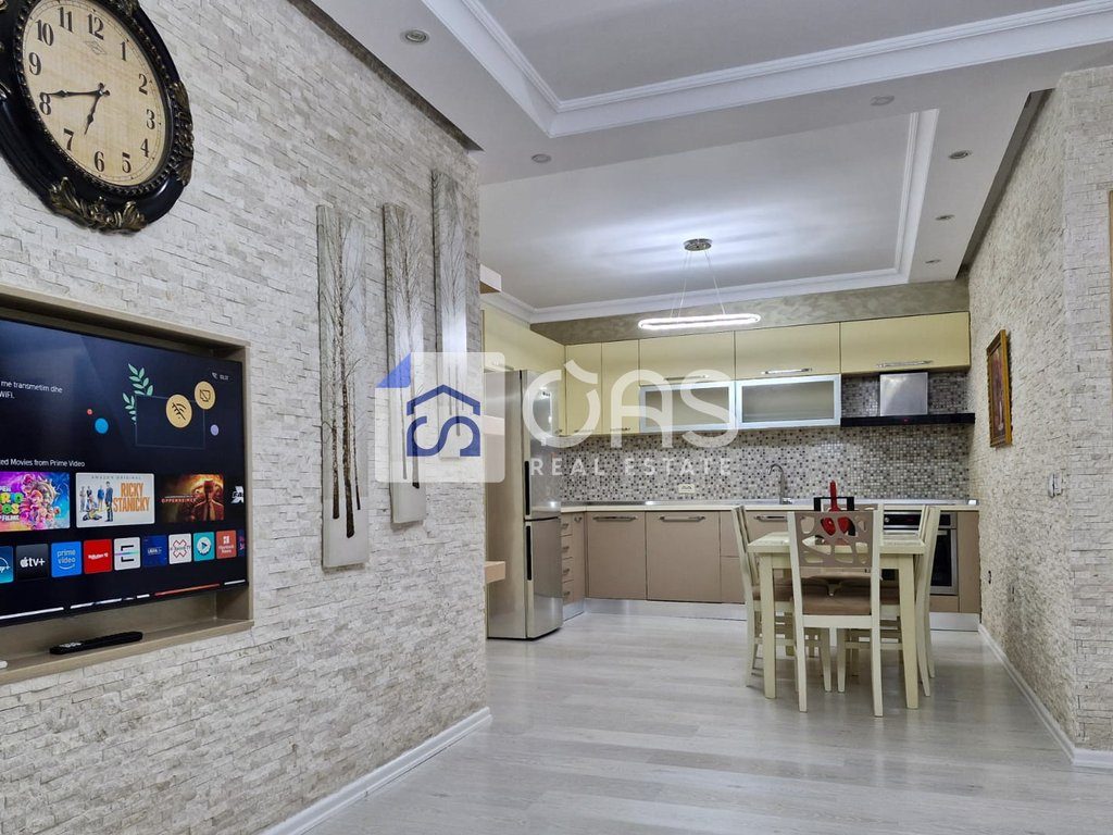 Shitet  apartament 3+1+2 ne Xhamllik