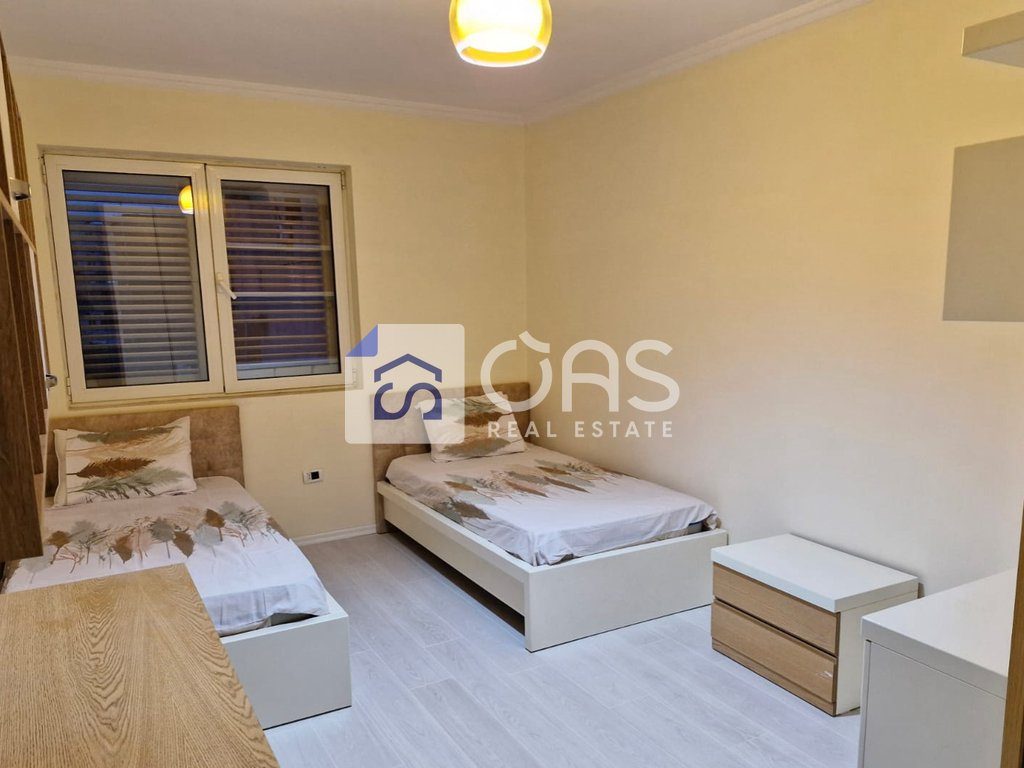 Shitet  apartament 3+1+2 ne Xhamllik
