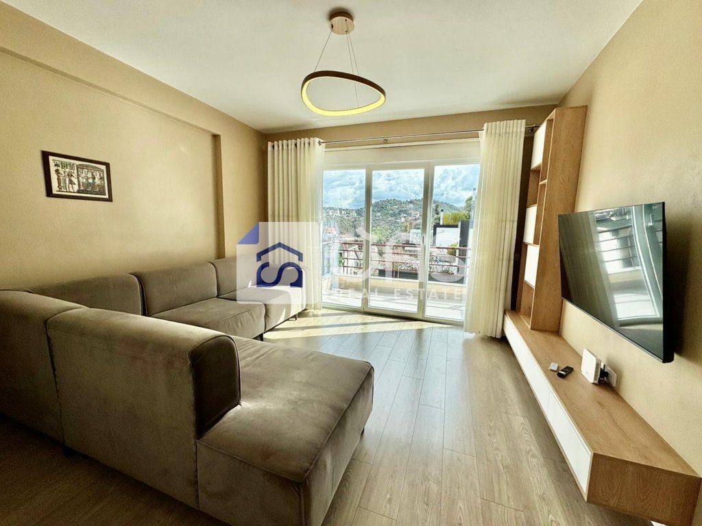 Shitet apartament 2+1+2 tek Liqeni i Thate