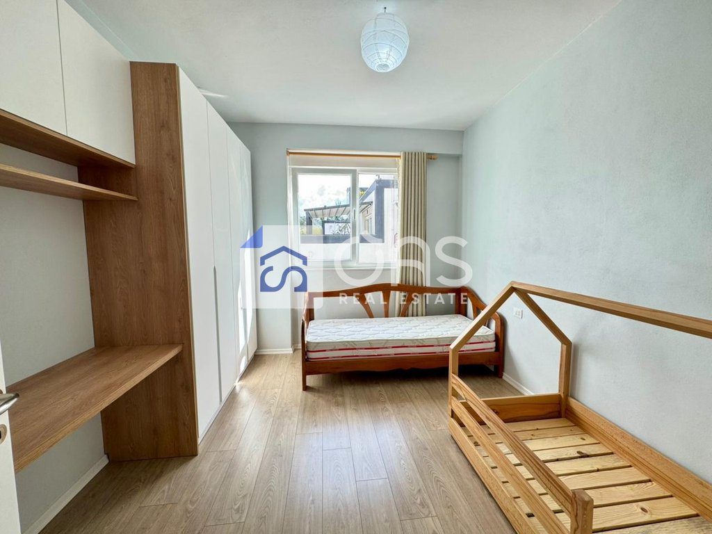 Shitet apartament 2+1+2 tek Liqeni i Thate
