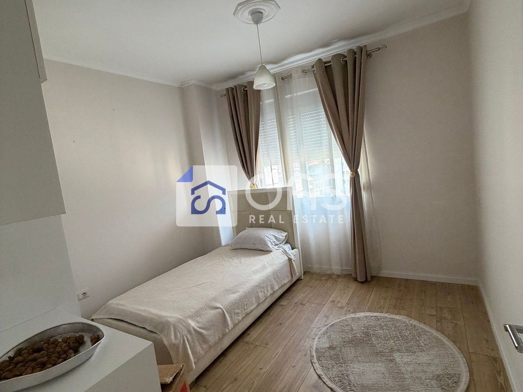 Jepet apartament me qera 2+1+ garderobe ne Fresk