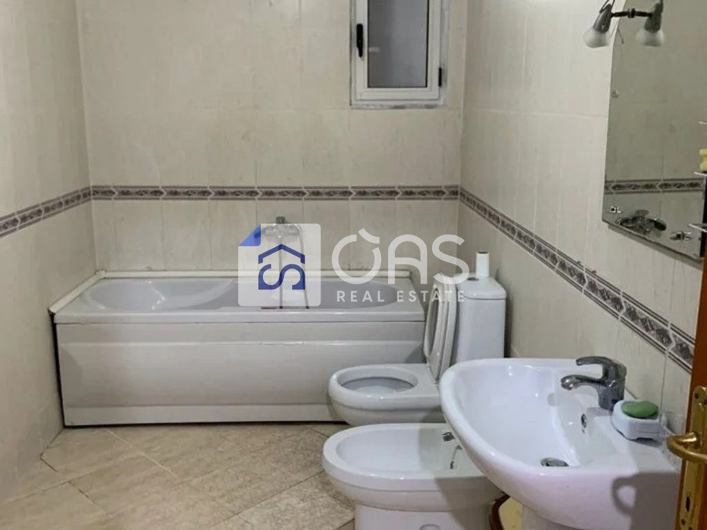 Jepet me qera apartament 2+1 tek Komuna e Parisit