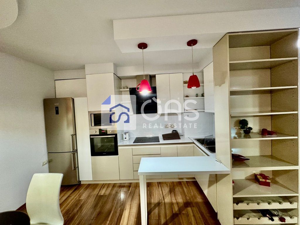 Jepet me qera apartament 1+1 tek Komuna Parisit
