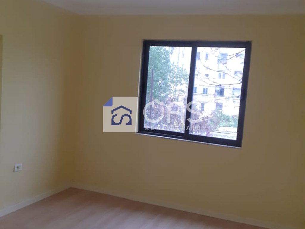 Shitet apartament 1+1 pran Shkolles Bashkuar