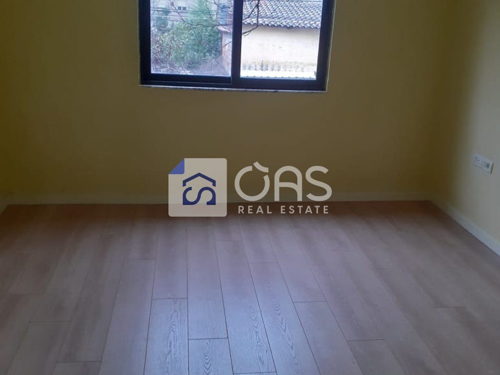 Shitet apartament 1+1 pran Shkolles Bashkuar