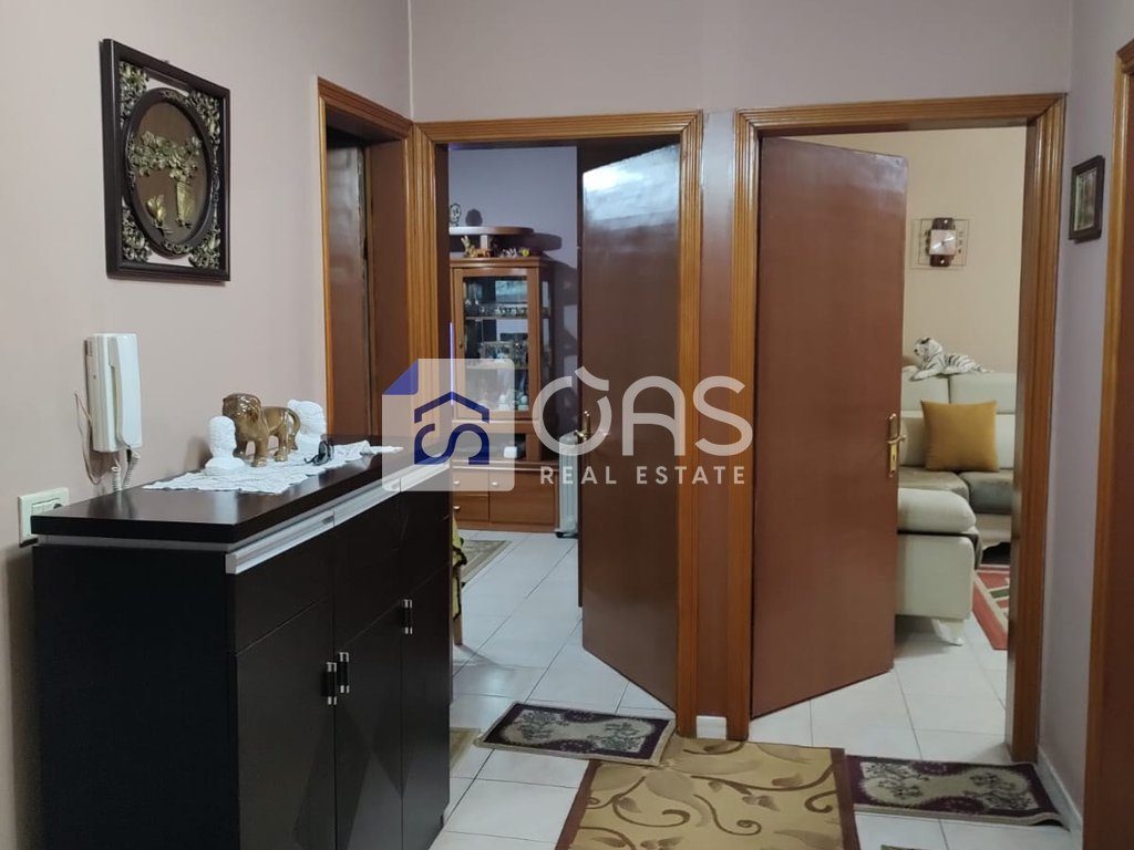 Shitet apartament 2+1 tek Pallati me Shigjeta