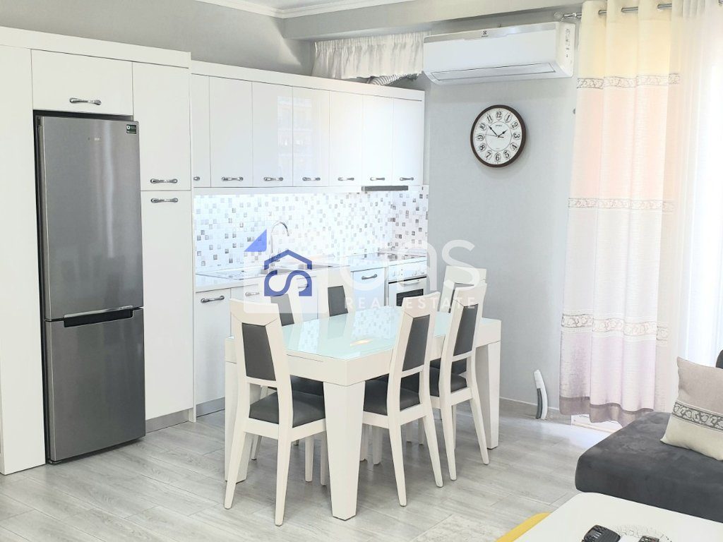 Jepet me qera apartament  1+1+ post parkimi ne Kinostudio