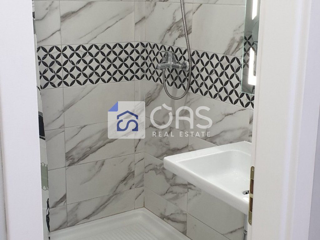 Jepet me qera apartament  1+1+ post parkimi ne Kinostudio