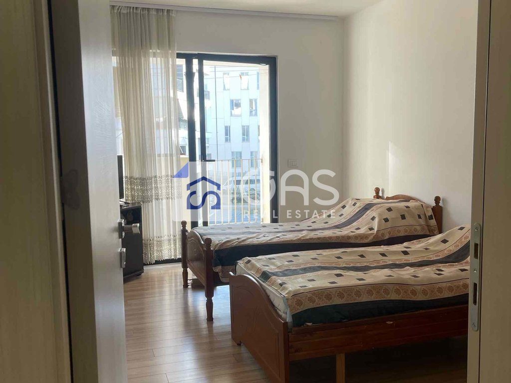Shitet apartament 3+1+2 tek 5 Maj