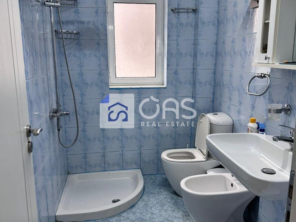 Jepet apartament me qera 2+1 tek Komuna e Parisit