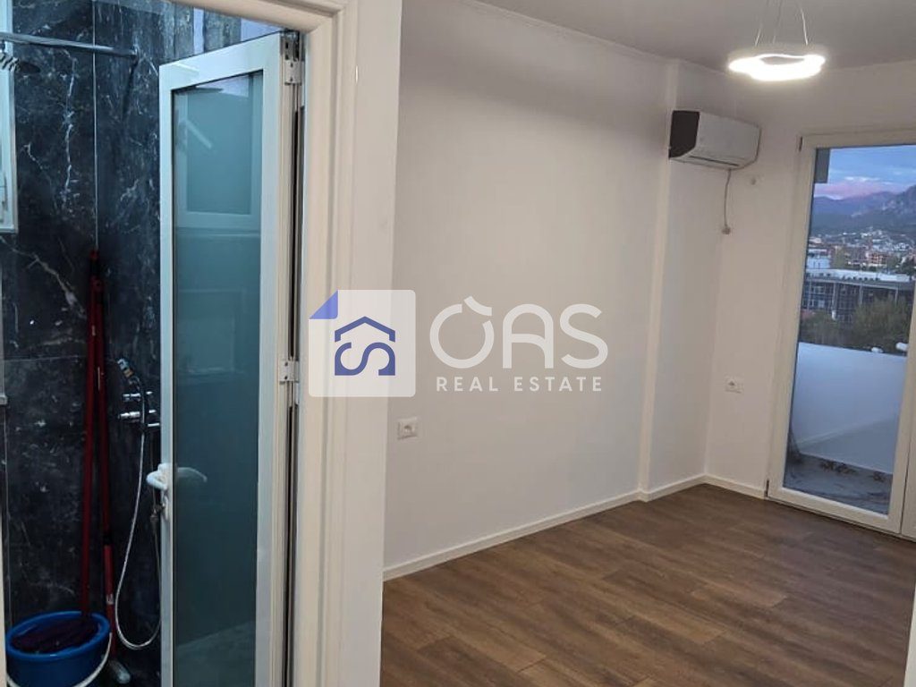 Shitet apartament 2+1+2 tek Prokuroria e Tiranes