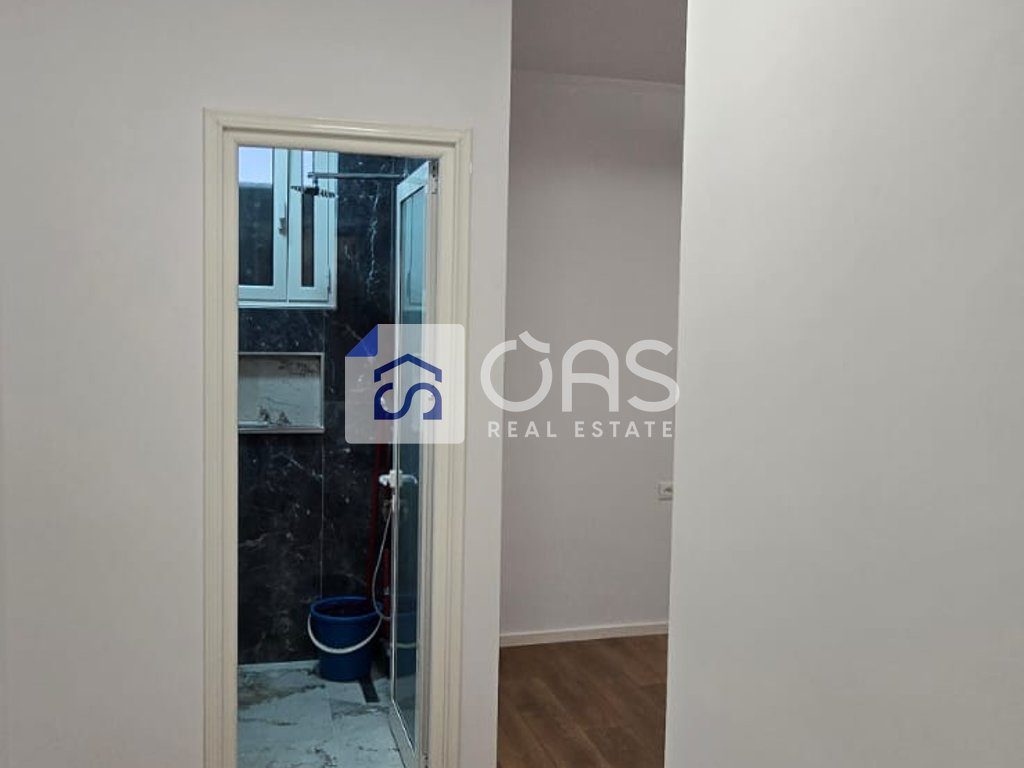 Shitet apartament 2+1+2 tek Prokuroria e Tiranes