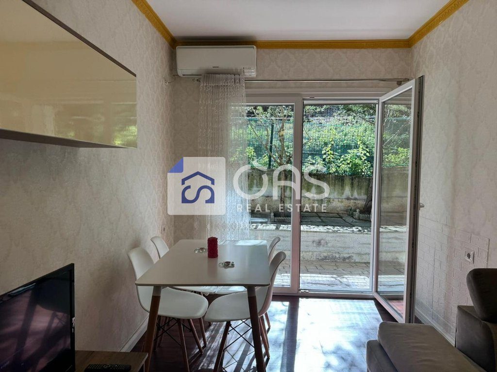 Shitet apartament 2+1 tek Liqeni i thate