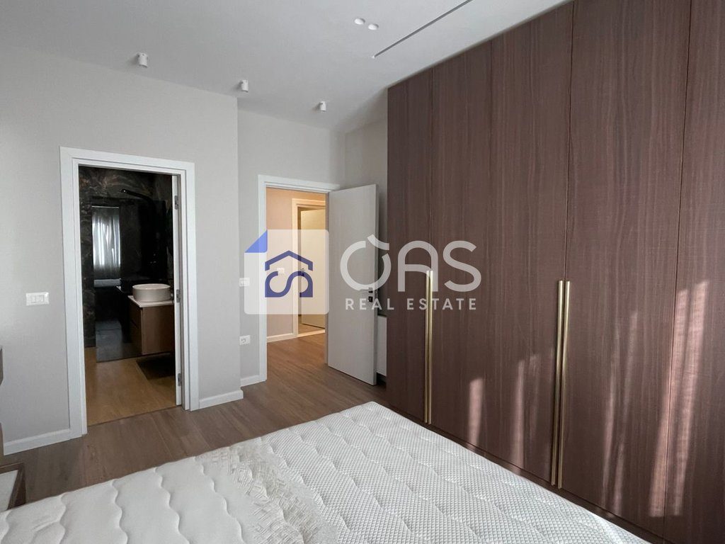 Jepet apartament me qera 2+1+2+ post parkimi ne Qender